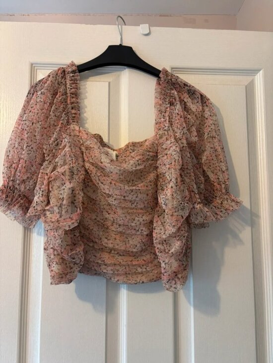 H&M Tops - Puff sleeved blouse